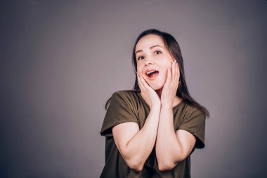 Açık ağzı ve kameraya, arıyorum bir sürpriz ile güzel bir kadın aldı beklenmedik Haberler veya hediye. Joy, tatil, iskontoları, satış, duygular kavramı