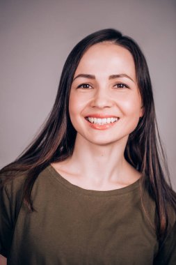 Mutlu neşeli genç kadın kamera ve gülümsüyor gülümsüyor beyaz dişlere benziyor