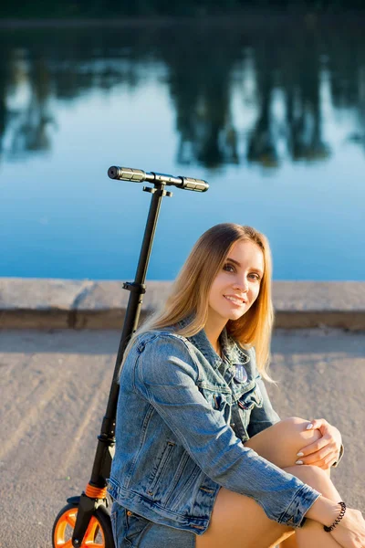 Retrato Una Hermosa Mujer Rubia Sonriente Jeans Terraplén Del Río —  Fotos de Stock