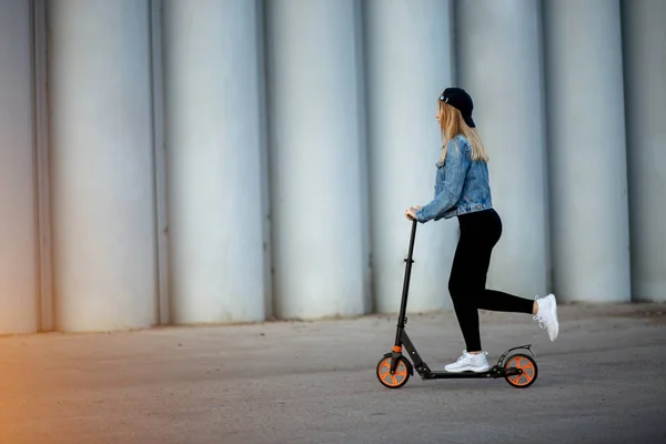 Hermosa Mujer Joven Montando Scooter Asfalto —  Fotos de Stock