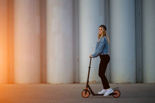 Mujer Joven Feliz Monta Scooter Parque Atardecer —  Fotos de Stock