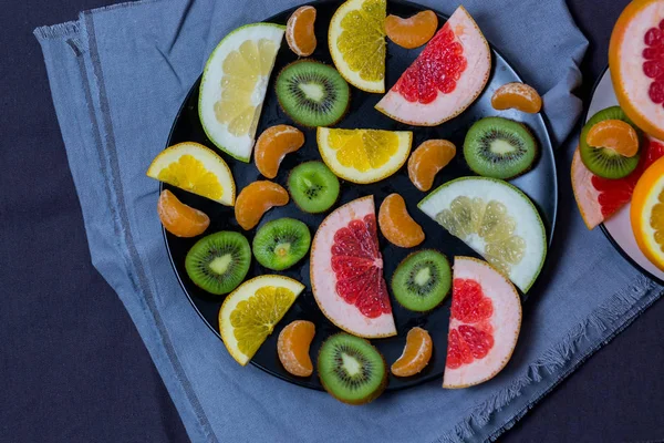 Beautiful Citrus Orange Grapefruit Mandarin Sweetie Kiwi Fruit Quince Cut — Stock Photo, Image