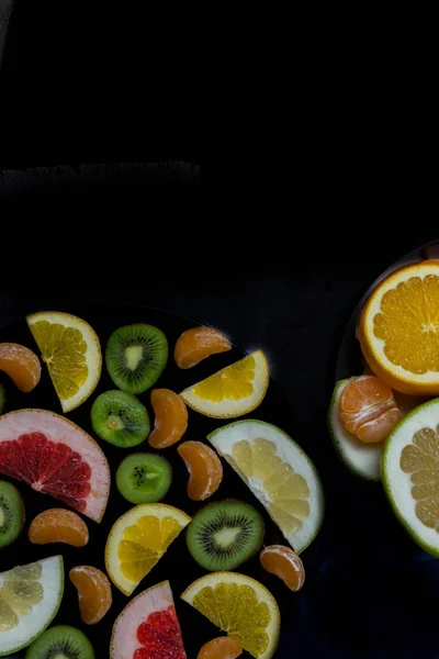 Beautiful Bright Delicious Juicy Pieces Citrus Fruit Black Background Vertically — Stock Photo, Image