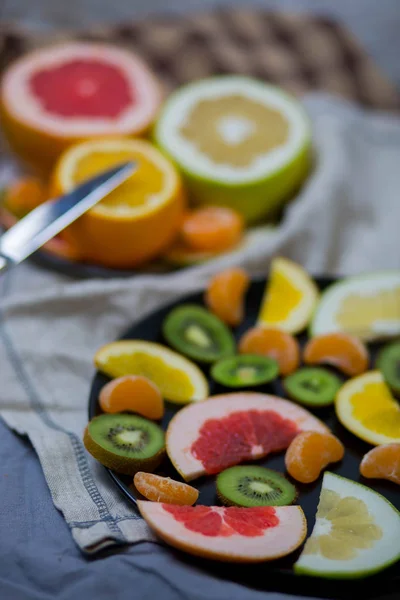 Pedaços Fatiados Frutas Cítricas São Pretos Dois Grandes Pratos Metades — Fotografia de Stock