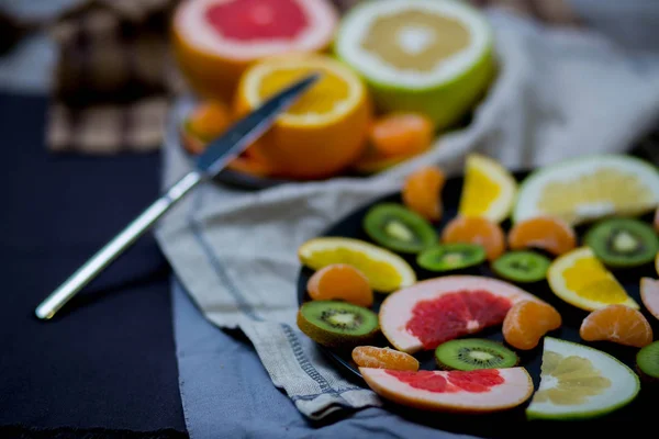 Sliced Pieces Citrus Fruits Black Two Big Plates Halves Blue — Stock Photo, Image
