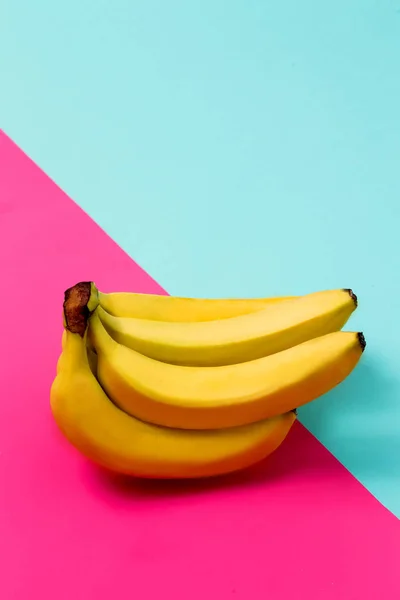Gros Plan Amas Bananes Sur Fond Rose Bleu — Photo