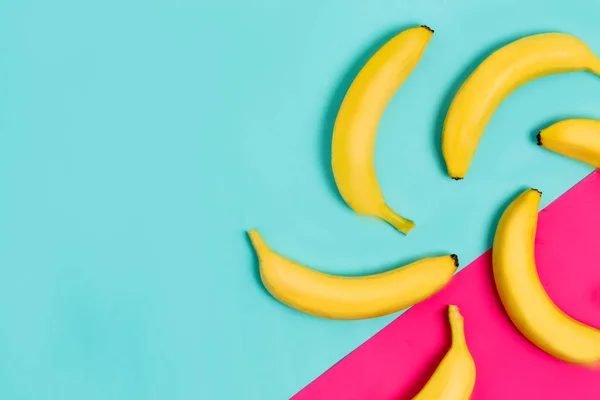 Banane Gialle Mature Sfondo Rosa Blu Con Spazio Copiare — Foto Stock