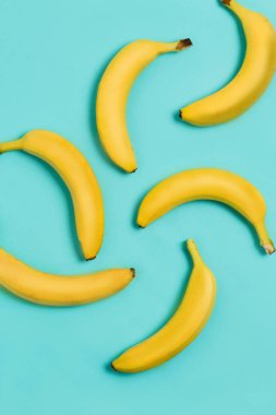 Mavi arka plan üzerinde güzel sarı muz. Gıda fotoğrafı kapatın