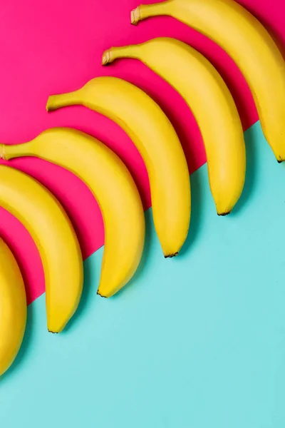 カラフルな背景 上面の黄色いバナナのクローズ アップ — ストック写真