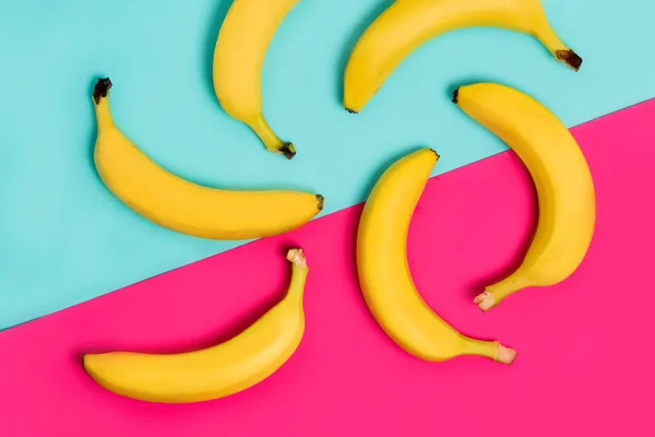 Padrão Fruta Colorido Bananas Amarelas Frescas Fundo Azul Rosa Pastel — Fotografia de Stock