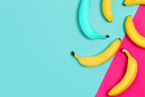 Bunter Hintergrund Mit Einer Gelben Und Einer Blauen Banane Kopierraum — Stockfoto