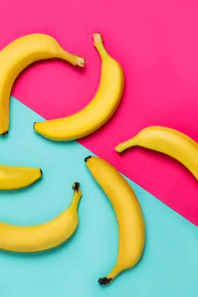 Flache Lage Gelber Bananen Auf Blauem Und Rosa Hintergrund — Stockfoto