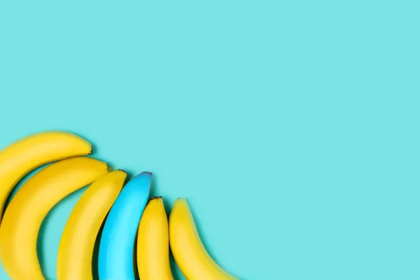 Fundo Azul Colorido Para Texto Publicidade Amarelo Uma Banana Azul — Fotografia de Stock