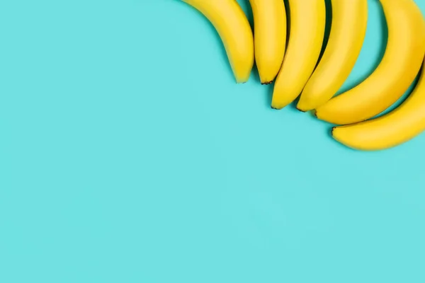 Belles Bananes Jaunes Sur Fond Bleu Avec Espace Copie Pour — Photo