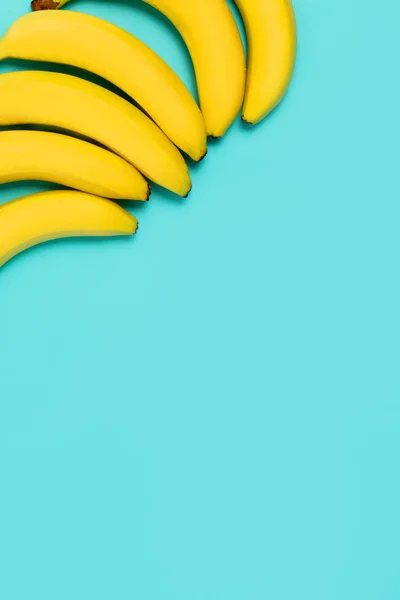 Bananas Amarelas Bonitas Fundo Colorido Azul Com Espaço Cópia Para — Fotografia de Stock
