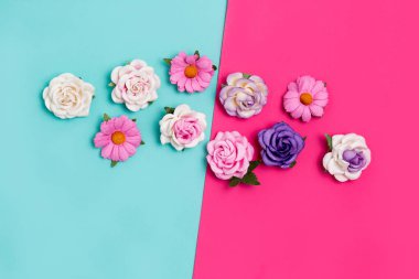 Yapay gül pembe, mor, bej renkli arka plan üzerinde closeup. Düz yatıyordu, en iyi görünümü.