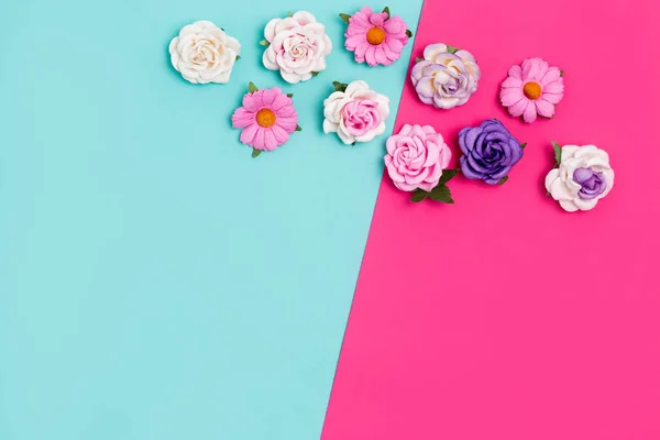 Fondo Colorido Brillante Con Pequeñas Rosas Artificiales Lugar Para Texto —  Fotos de Stock