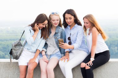 Arkadaşlarım dört bir selfie doğa arka plan üzerinde yapıyor. Modern teknoloji, seyahat, yaşam tarzı kavramları