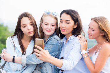 Selfies yapıyor ve gülümseyerek dört güzel genç kız öğrenci yakın çekim