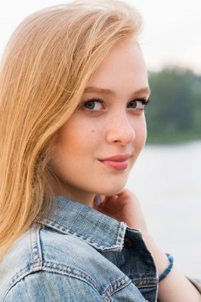 Mooie Close Portret Van Jonge Blonde Vrouw Kijken Camera Met — Stockfoto