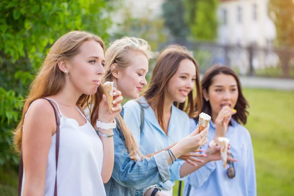 Belle Jeune Étudiante Manger Crème Glacée Dans Parc Sur Fond — Photo