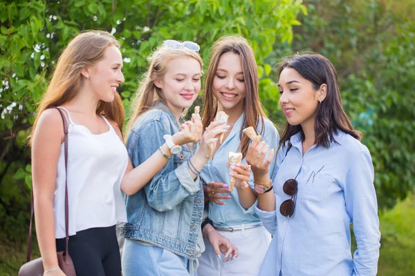 Cuatro Jóvenes Estudiantes Alegres Riendo Comiendo Helado Parque Aire Libre — Foto de Stock