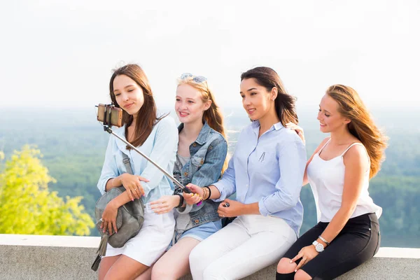 Alegre Grupo Jóvenes Mujeres Sonrientes Hace Selfie Usando Palo Selfie —  Fotos de Stock