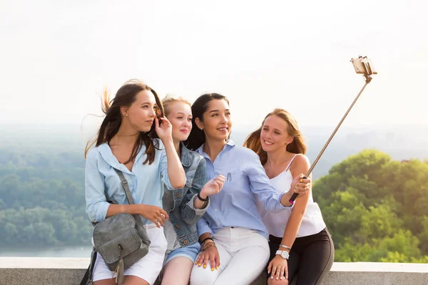 Mooie Grappige Vriendinnen Maak Selfies Bergen Achtergrond Van Natuur Reizen — Stockfoto