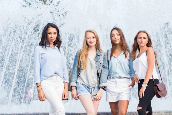 Portrait Belles Jeunes Étudiantes Vêtements Été Sur Fond Fontaine Blanche — Photo