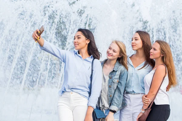 学生の若い魅力的な女性のグループは Selfie 公園内の美しい噴水の背景 — ストック写真