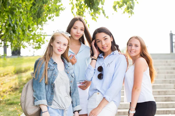 Portret Van Vier Gelukkig Mooi Student Meisjes Achtergrond Van Natuur — Stockfoto