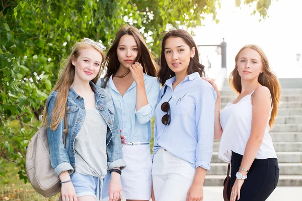 Mooie Vier Stijlvolle Student Meisjes Poseren Tegen Natuur Lachend Zomer — Stockfoto