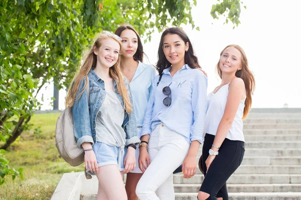 Четыре Веселые Подруги Радуются Улыбаются Фотоаппарату Парке Летом Молодые Женщины — стоковое фото