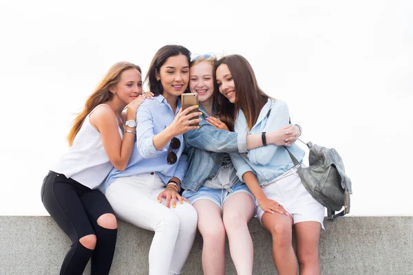 Ευτυχισμένος Γοητευτικό Κορίτσι Φοιτητής Κάθονται Χρησιμοποιώντας Smartphone Και Χαμογελά Στο — Φωτογραφία Αρχείου