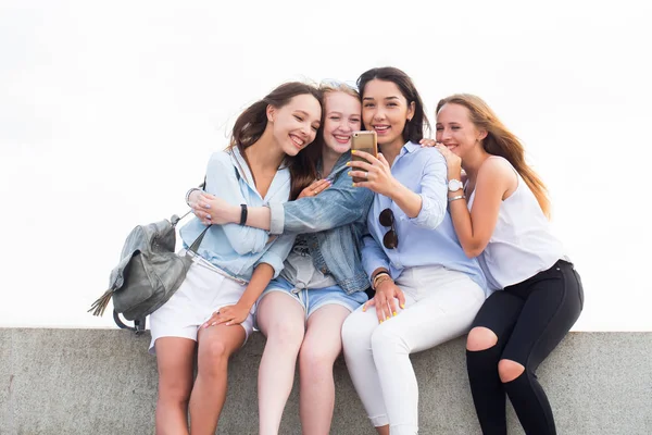 Vier Gelukkige Jonge Student Meisjes Doen Selfie Buiten Vriendschap Moderne — Stockfoto