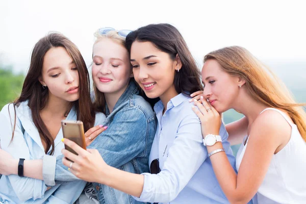 Primer Plano Cuatro Hermosas Jóvenes Estudiantes Haciendo Selfies Sonriendo Fondo — Foto de Stock