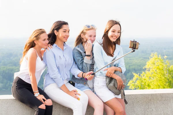 Lachende Groep Jonge Vrouwen Nemen Een Selfie Natuur Vrolijke Happy — Stockfoto