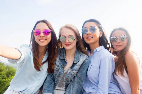 Vier Mooie Jonge Student Meisje Kleurrijke Zonnebril Glimlachend Het Nemen — Stockfoto