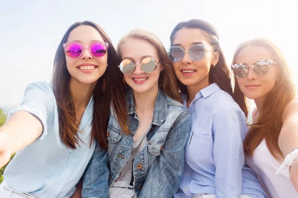 Bliska Selfie Grupy Uczennic Kolorowe Okulary Przyrodzie Piękne Kobiety Atrakcyjne — Zdjęcie stockowe
