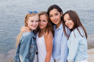 Kameraya gülümse, mutlu dostu arıyorum dört femle arkadaş portresi. insanlar, yaşam tarzı, dostluk kavramı