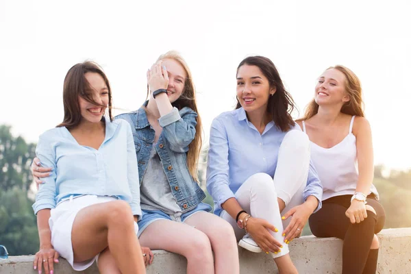 Quatre Jolies Femmes Vêtements Été Assis Frontière Béton Près Rivière — Photo