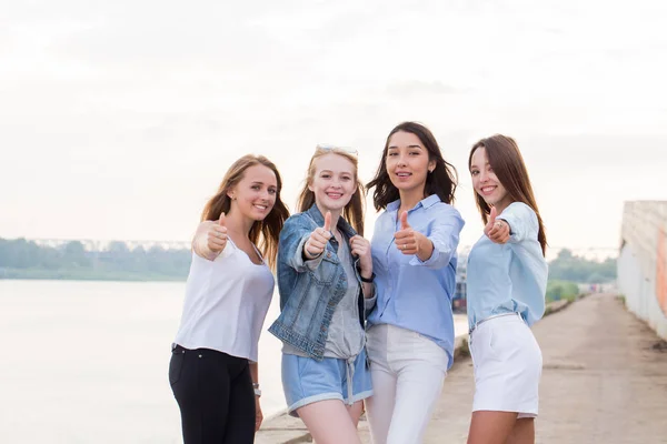 Feliz Grupo Amigas Con Pulgares Hacia Arriba Aire Libre Mirando — Foto de Stock