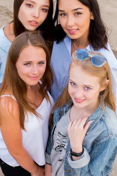 Közelről Portré Négy Fiatal Gyönyörű Barátnője Nyáron Strandon — Stock Fotó