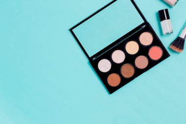 Yatay mavi kağıt makyaj ile metin için arka plan. Çok renkli palet gölgeler ve yüz düzeltici