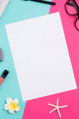 Bayan aksesuarları renkli bir pembe ve mavi zemin üzerine beyaz A4 boş çerçeve. Metin için formu ve reklam, kopyalama alanı.