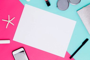 Düz metin için beyaz kağıdın yatıyordu ve aksesuarları ile renkli arka plan üzerinde reklam. bahar Tema