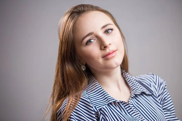 Gelukkig Vrolijke Jonge Vrouw Draagt Haar Gestreept Blauw Wit Shirt — Stockfoto