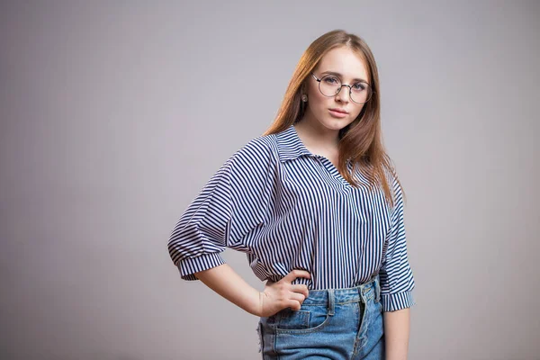 Jovem Estudante Confiante Usando Óculos Olhando Para Câmera Mulher Ruiva — Fotografia de Stock