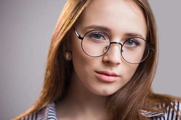 Bellissimo Ritratto Primo Piano Una Giovane Studentessa Che Indossa Occhiali — Foto Stock