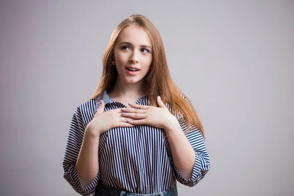 Piacevolmente Sorpreso Giovane Donna Bocca Aperta Distoglie Sguardo Sfondo Grigio — Foto Stock